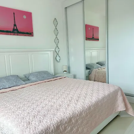 Fully Furnished In Great Residential Complex Apartment *